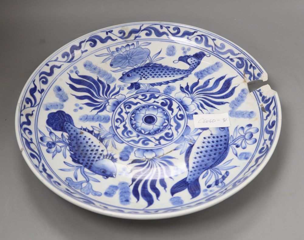 A Chinese blue and white fish dish, diameter 36cm (a.f.)